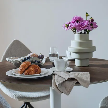Days - Luxury In Hip Area - 